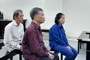 Hoãn phiên xét xử vụ án có bị cáo bị tạm giam 13 năm 