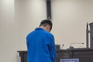 Lập nhóm "cú đêm đói khát" ném vỏ chai bia vào người đi đường ở Hà Nội