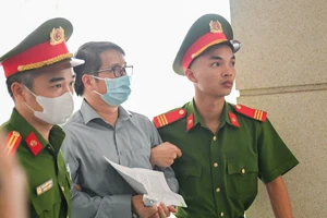 Hình ảnh dẫn giải cựu Phó Chủ nhiệm Văn phòng Quốc hội Phạm Thái Hà đến phiên tòa