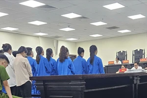 Nhóm bị cáo thuê toàn xe sang, lập web chứng khoán để lừa đảo hơn 11 tỉ đồng