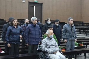 Cựu tổng giám đốc Vicem ngồi xe lăn ra tòa, khai 'không bất ngờ' khi nhận tiền