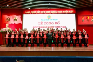 Chánh án Nguyễn Văn Quảng trao Quyết định của Chủ tịch nước bổ nhiệm thẩm phán