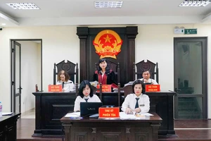 Bị cáo buộc sai phạm thu tiền dạy thêm, cựu nữ hiệu trưởng bật khóc tại tòa