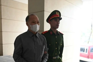 Hình ảnh dẫn giải cựu Thứ trưởng Hoàng Văn Thắng hầu tòa