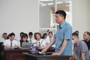 Cựu cục trưởng nộp bằng khen, giấy khen để xin giảm án