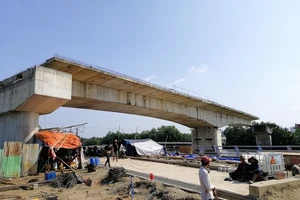 Cây cầu bảy năm chưa thể nối đôi bờ, dân chỉ được 'ngó'