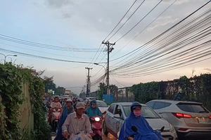 Dân TP.HCM ngán ngẩm khi lưu thông trên đường Đỗ Xuân Hợp