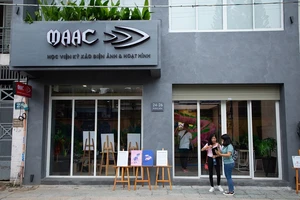 Giới trẻ TP.HCM thích thú tham gia triển lãm 'Loài Plastic'