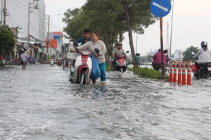 Cận cảnh: Triều cường làm nhiều xe chết máy ở quận 8