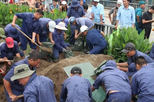 Chống 'lũ' tràn vào nhà, người dân quận 8 ra sức đắp đê