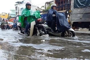Sau cơn mưa, giao thông đường Lạc Long Quân hỗn loạn