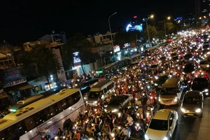 Giao thông hỗn loạn tại ngã tư Hàng Xanh