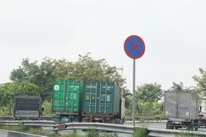 Xe container đậu hàng dài, 'bịt kín' cửa ngõ phía Đông