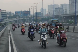 Cầu Sài Gòn thông thoáng hơn sau khi mở rộng làn xe máy