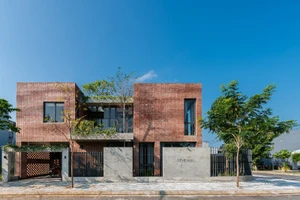 Cha mẹ xây 'phố trong nhà' cho hai cô con gái