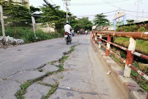 Cận cảnh đường Chiến Lược nứt toác gây nguy hiểm 