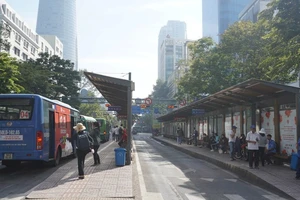 Cấm ô tô lưu thông phục vụ thi công bãi trung chuyển xe buýt