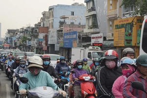 Cận tết, Bến xe Miền Đông căng thẳng ùn tắc