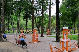 Cận cảnh công viên vắng vẻ vì COVID-19