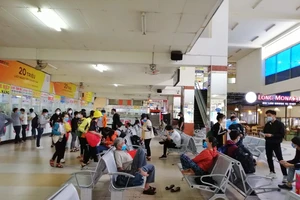 Bến xe Miền Đông đông lạ thường sau nhiều ngày vắng vẻ