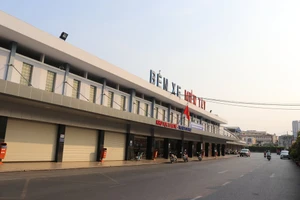 Nhiều hãng xe ngưng hoạt động trước giờ G