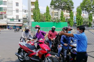 Cách ly toàn xã hội: Nhiều người vẫn kéo nhau ra bến xe 