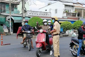 Nhiều xe máy buộc phải quay đầu tại phà Cát Lái