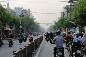 Đường sá TP.HCM tấp nập dù vẫn còn hạn giãn cách xã hội