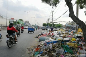 Bãi rác chình ình giữa quốc lộ 1A đoạn qua TP.HCM