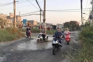 Sửa chữa ngay đường vào cầu 15B quận 7