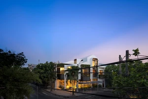 Độc đáo nhà hướng chính Tây ghép hai thành một