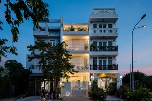 Ngôi nhà phố toàn màu trắng nổi bật ở Sài Gòn