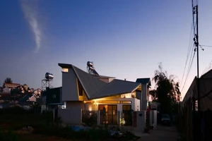 Mẫu thiết kế nhà 2 tầng trên khu đất xéo