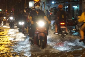 TP.HCM: Người dân Thanh Đa lội ‘sông’ về nhà