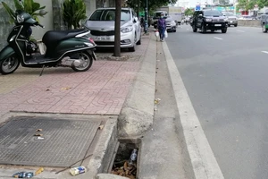 Hàng loạt miệng cống thiếu nắp bẫy người đi đường