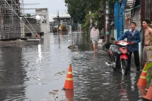 Quận 8: Máy bơm ngưng hoạt động, nước bẩn tràn vào nhà dân