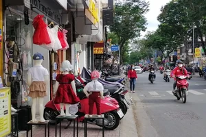 Cận cảnh vỉa hè bị lấn chiếm ở TP.HCM