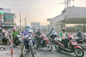 Cận cảnh lô cốt 'bủa vây' trên nhiều tuyến đường ở TP.HCM