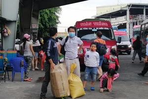 Người dân ồ ạt đổ về hai bến xe ở TP.HCM sau Tết Dương lịch