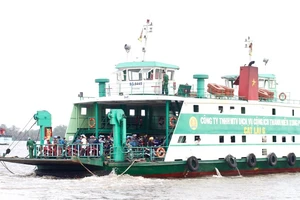 Phà Vàm Cống về TP.HCM bị hư hỏng nặng