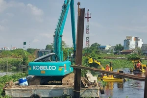 Máy vớt rác hiện đại thu gom rác 30 tấn/ngày