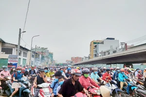 Dân Bình Tân ngày ngày ‘nín thở’ qua cầu Bưng