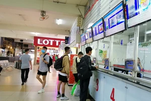 Gian nan ‘săn’ vé xe về quê nghỉ lễ 30-4