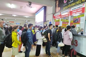 Người dân chen chúc xếp hàng mua vé về quê 