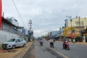 Đường Tô Hiệu trước và sau khi dời trụ điện giữa đường