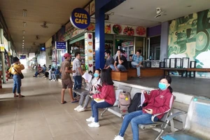 Bến xe miền Đông đóng cửa nhiều khu vì 1 người nhiễm COVID-19 đi qua