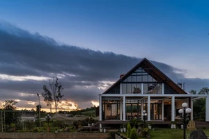 Cách dùng ngói độc, lạ tránh được nắng hướng Tây 