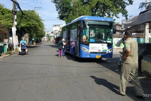 Xe buýt di động bán rau củ giá bình ổn khắp TP.HCM