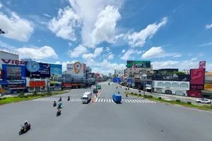 Cận cảnh đường phố TP.HCM 'lạ lẫm' trước và sau giãn cách