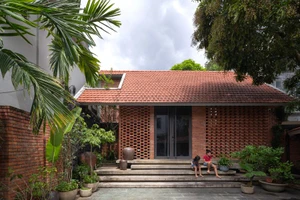 Ngạc nhiên với ngôi nhà mộc mạc dưới tán cây của đôi vợ chồng trẻ ở Sơn La